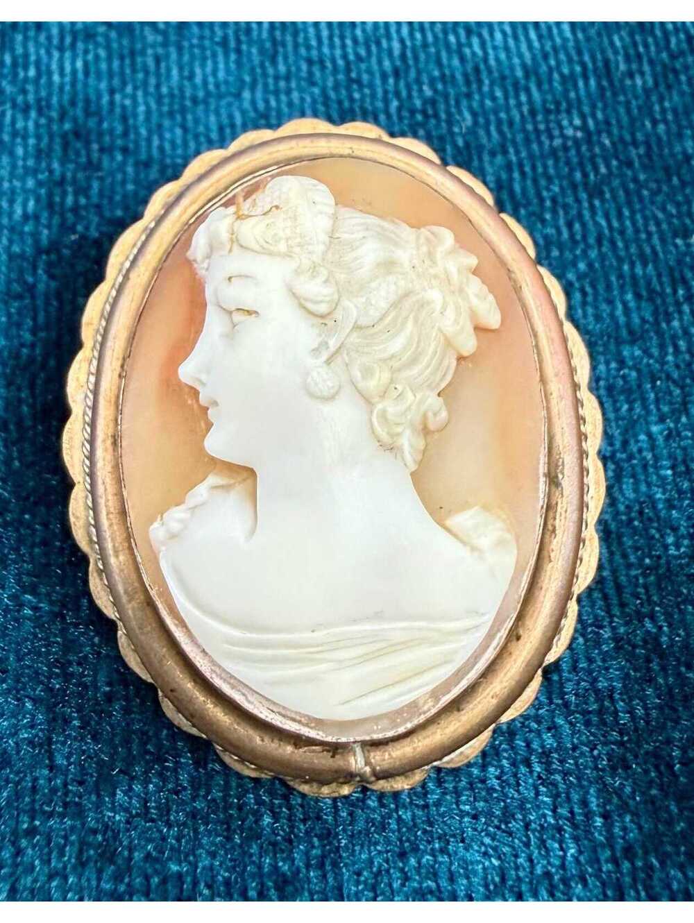 Antique Carved Shell Cameo Brooch